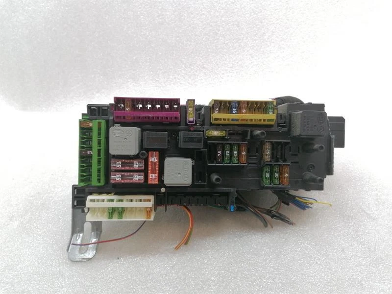 MERCEDES C Class W204 Fuse Box A2049060205 Sicherungskasten SAM