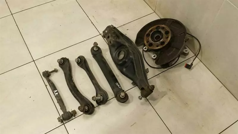 MERCEDES SLK R172 Right Rear Hub A1723502008 Radlagergehäuse Hinten Rechts