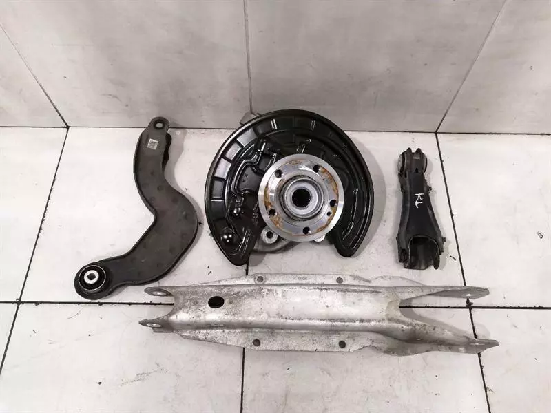 MERCEDES A 4-MATIC W177 Left Rear Hub A1773501900 Radlagergehäuse Hinten Links