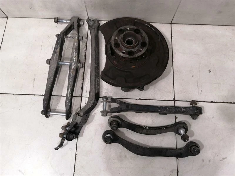 MERCEDES W219 CLS55 AMG Left Rear Hub A2113504508 Radlagergehäuse Hinten Links