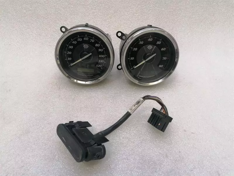 HARLEY-DAVIDSON ROAD GLIDE FLTR Speedometer 67281-08 Instrument Cluster
