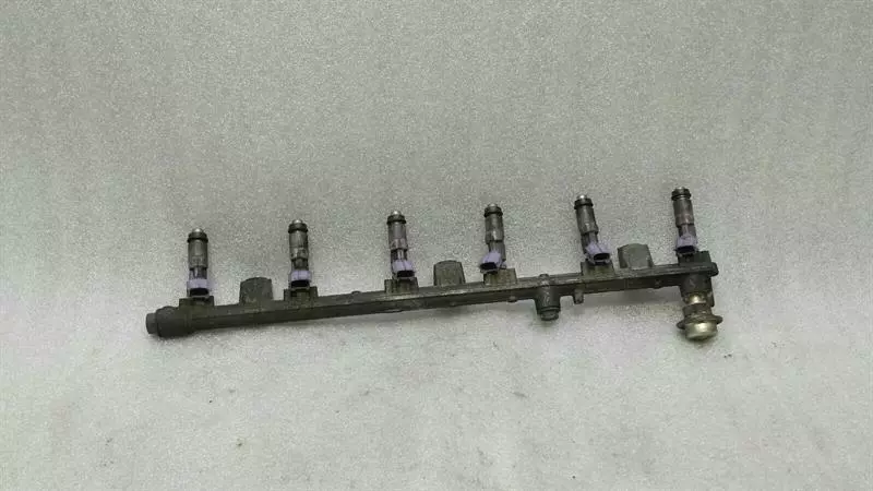 LEXUS IS200 Fuel Rail 23270-73010 Einspritzleiste Verteiler Injector Komplett