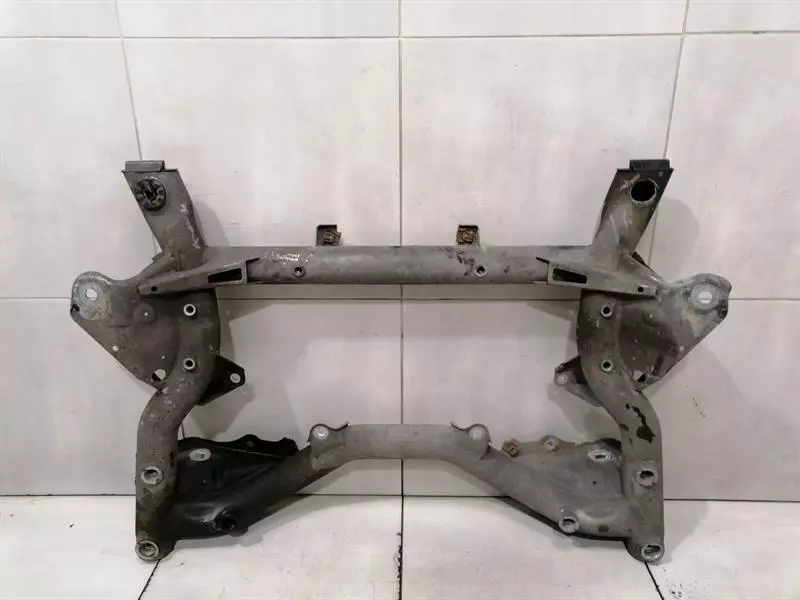 MERCEDES C Class W204 Beam Subframe Front A2046280657 Vorderachsträger