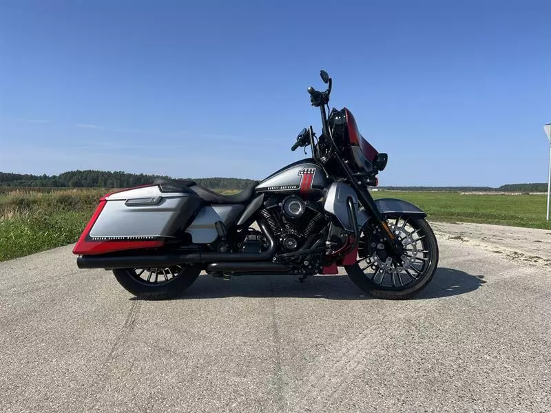 2018 Harley-Davidson CVO CUSTOM STREET GLIDE (FLHXSE) Touring 117 Ported Heads