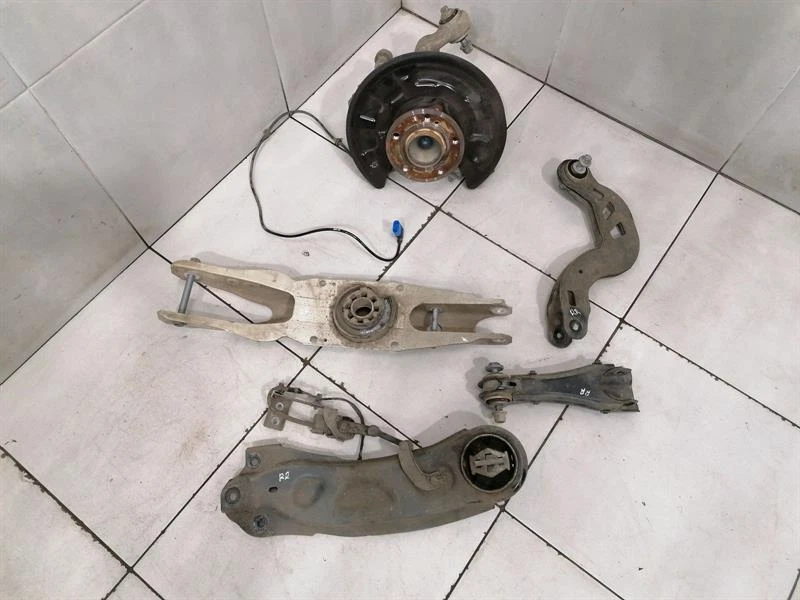 MERCEDES CLA W117 C117 Right Rear Hub A2463503641 Radlagergehäuse Hinten Rechts