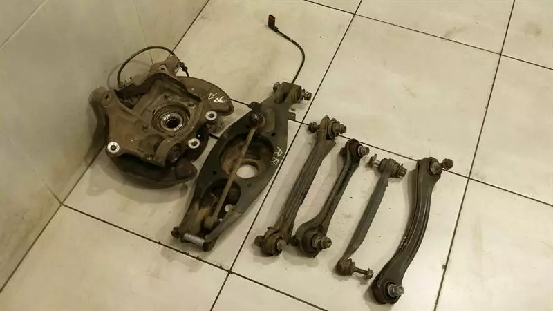 MERCEDES SLK R172 Right Rear Hub A1723507800 Radlagergehäuse Rechts SLK55 AMG