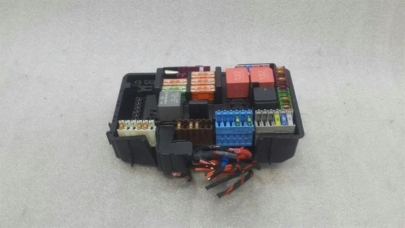 MERCEDES C Class W205 Fuse Box A2225402250 Sicherungskasten
