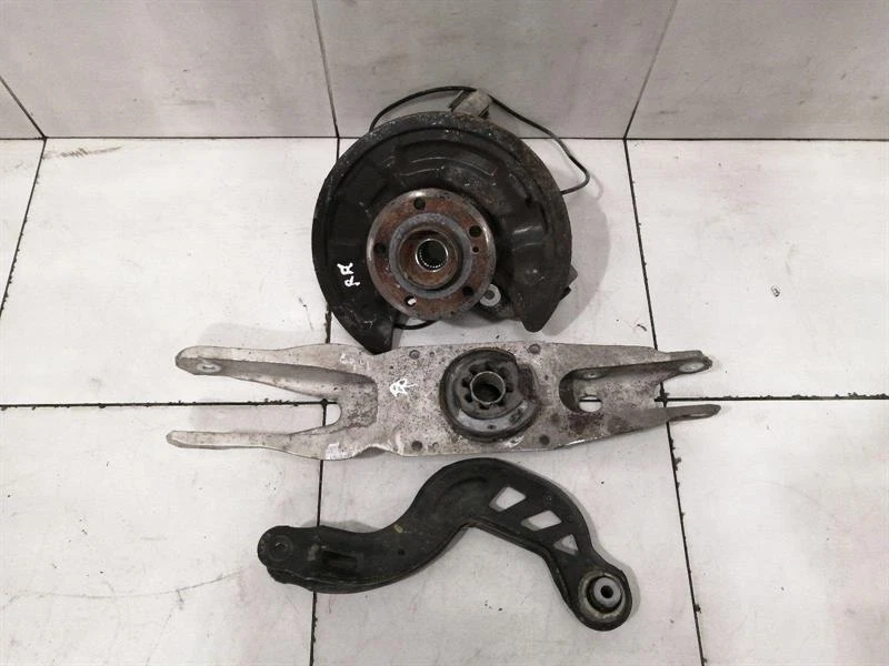 MERCEDES A Class W176 Right Rear Hub A1763500600 Radlagergehäuse Hinten Rechts
