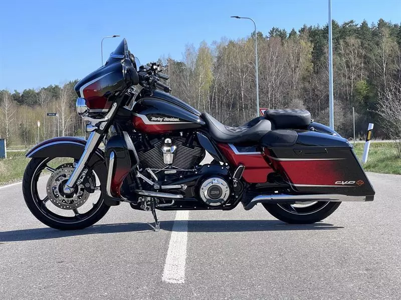 2017 CVO Street Glide Harley-Davidson FLHXSE 114Ci Custom