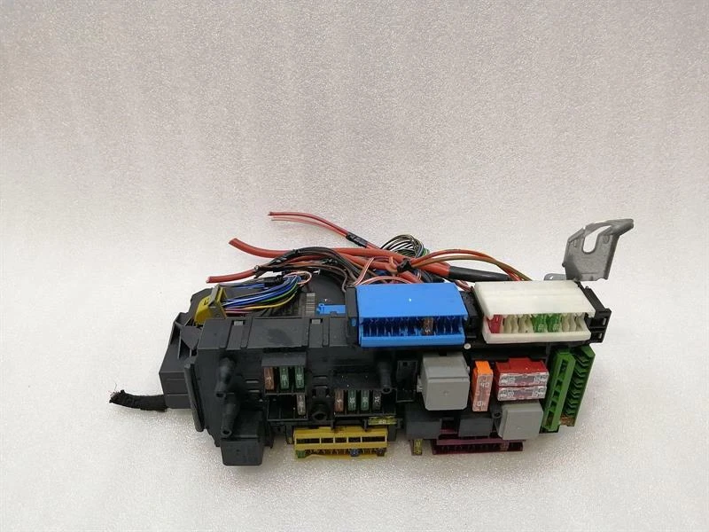 MERCEDES C Class W204 Fuse Box A2049060205 Sicherungskasten SAM