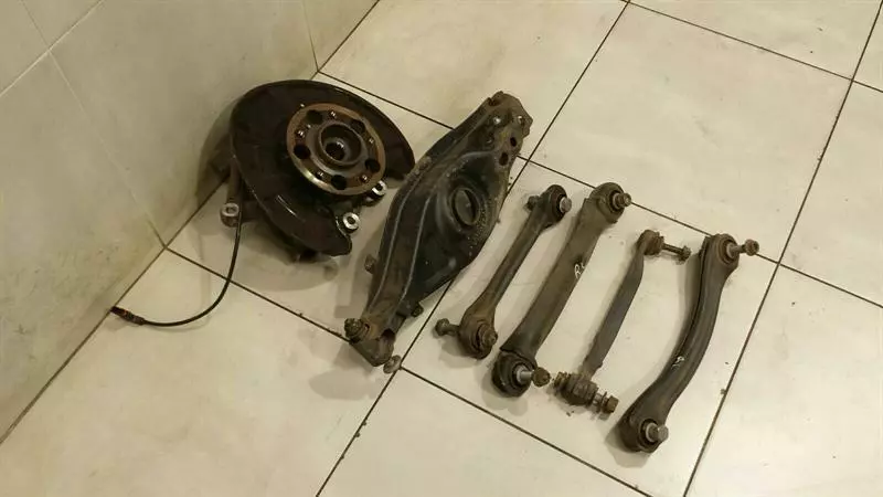MERCEDES SLK 55 AMG R172 Left Rear Hub A1723507700 Radlagergehäuse Hinten Links