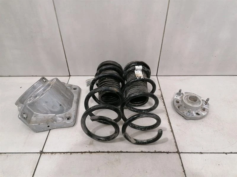 CHEVROLET CORVETTE C8 Coil Spring Front 84747903 Fahrwerksfeder Feder Vorne