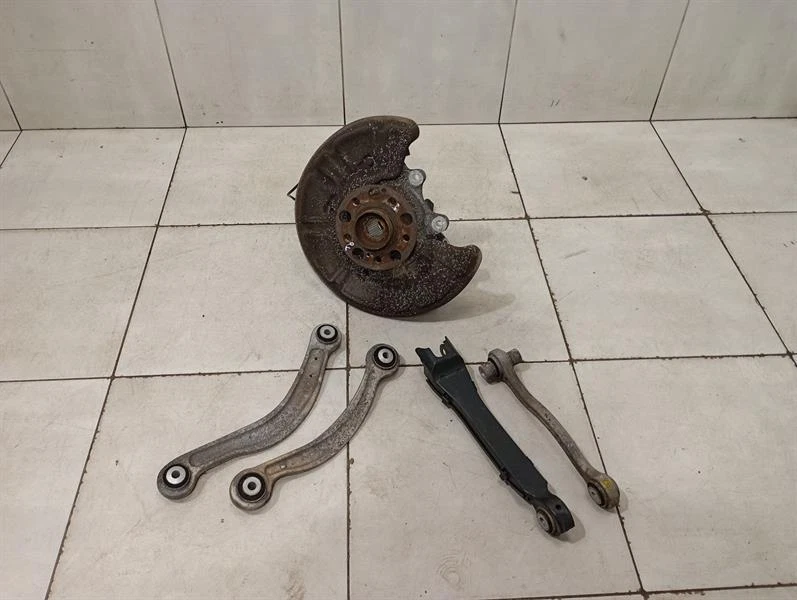 MERCEDES C Class W205 Left Rear Hub A2053509713 Radlagergehäuse Hinten Links
