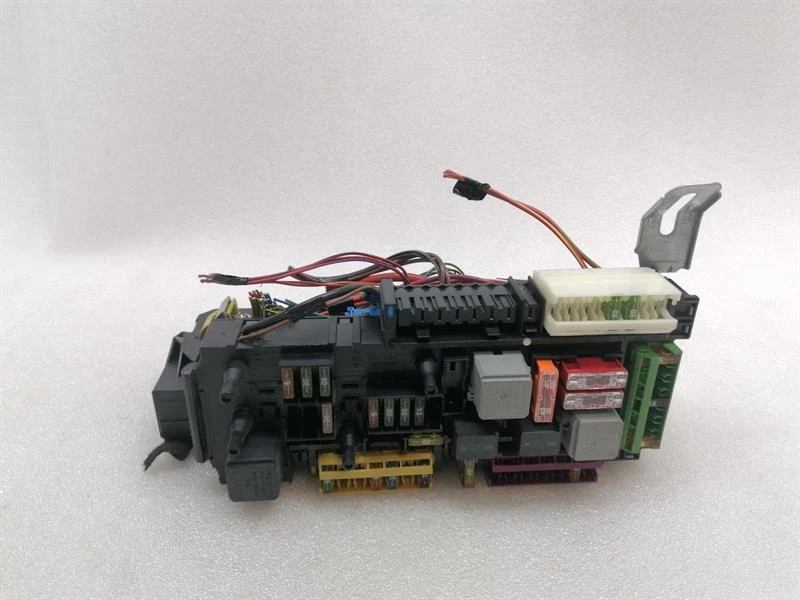 MERCEDES C Class W204 Fuse Box A2049060305 Sicherungskasten SAM