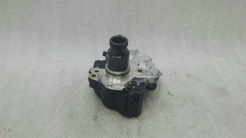 MERCEDES C W205  Fuel Pump Mechanical A6510703301 Kraftstoffpumpe OM651
