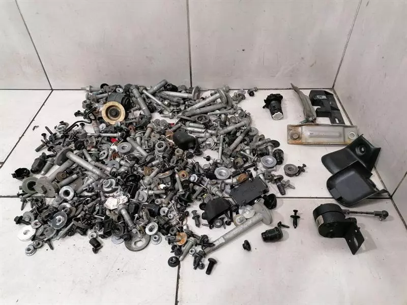 CHEVROLET CORVETTE C6 SCREWS SCREWS BOLTS FROM ONE CAR SET SATZ SCHRAUBEN