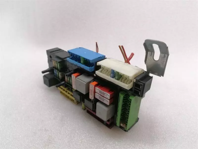MERCEDES C Class W204 Fuse Box A2049060105 Sicherungskasten SAM
