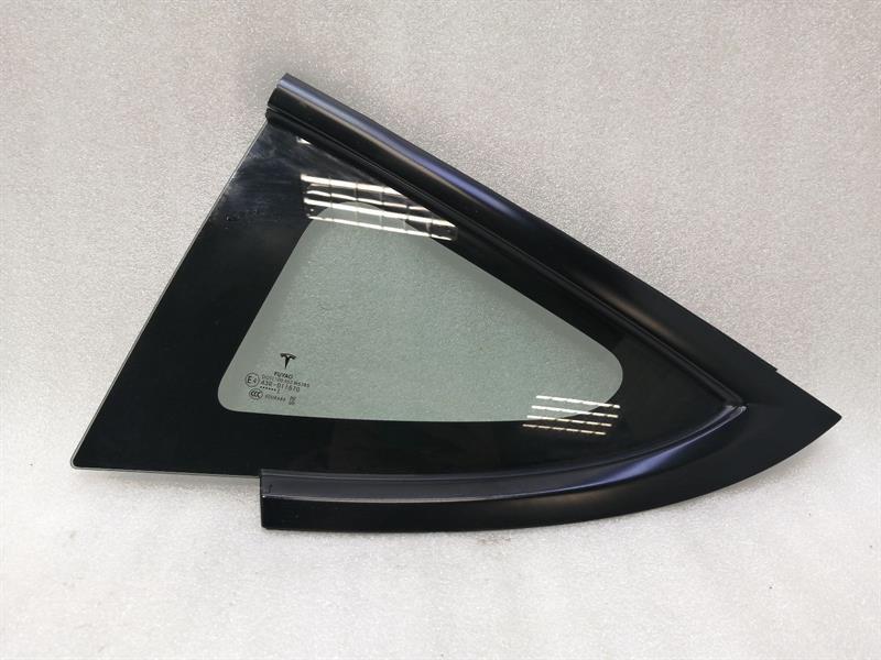 TESLA MODEL 3 Left Rear quarter Glass 1514978-01-B Türscheibe ¼ Hinten Links