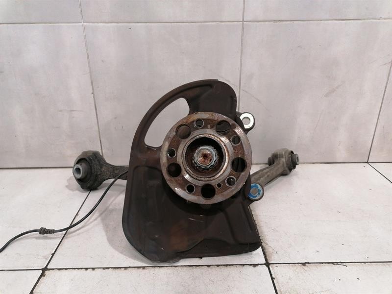 MERCEDES C63 AMG W204 Left Front Hub A2043321901 Radlagergehäuse Vorne Links