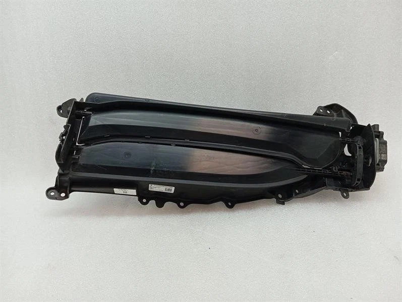 PORSCHE TAYCAN 9J1121753D Radiator grille shutter Luftführungskanal Beschädigt - Image 3