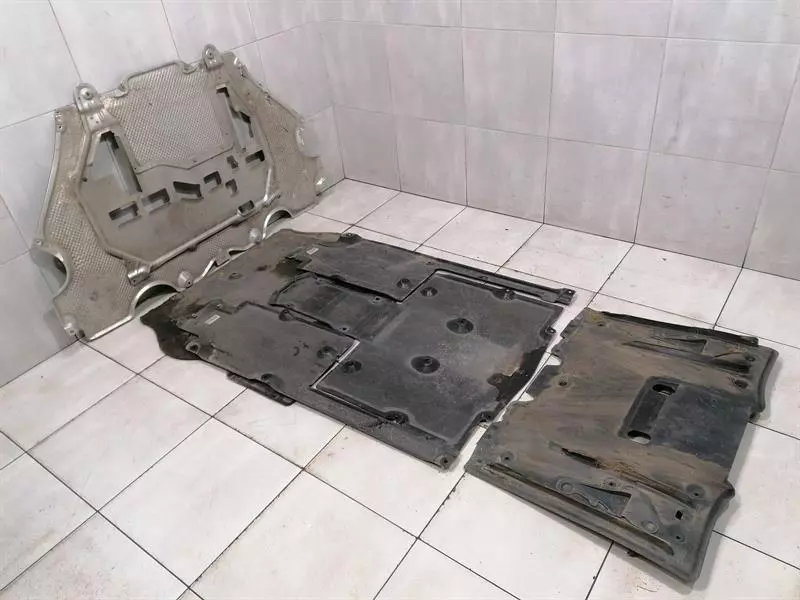 PORSCHE CAYMAN 718 GT4 UNDERTRAY 982825205A WITH DEFECTS Unterbodenverkleidung