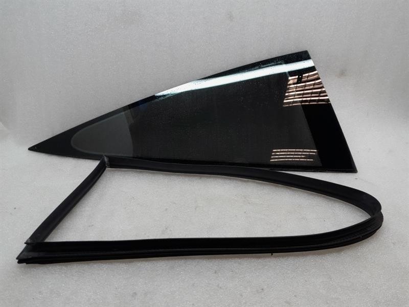 PORSCHE 911 996 Left Rear ¼  Glass 99654311106 Türscheibe ¼ Hinten LH