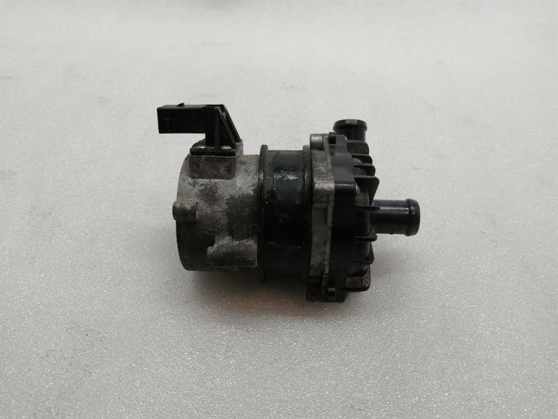 PORSCHE TAYCAN 9J Additional cooling pump 9J1965567D Kühlmittelpumpe Pumpe