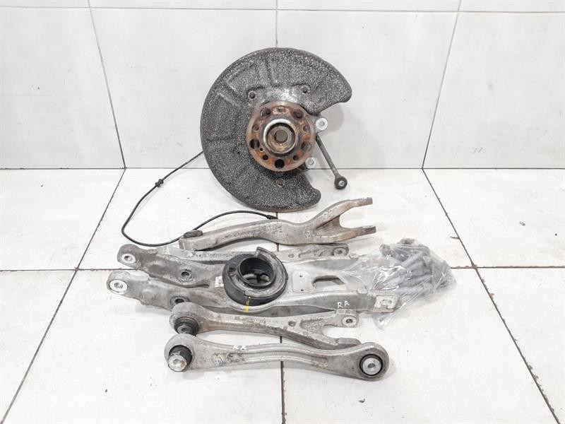 MERCEDES C63 AMG W205 Right Rear Hub A2053501614 Radlagergehäuse Hinten Re SET
