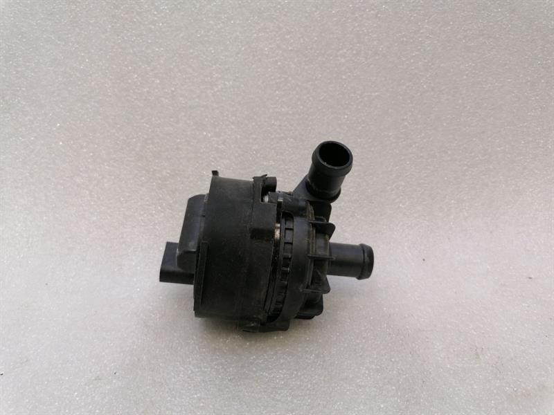 PORSCHE TAYCAN 9J Additional cooling pump 9J1965567B Kühlmittelpumpe Pumpe