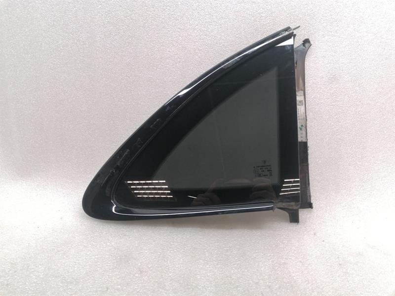 PORSCHE TAYCAN 9J  Right Rear ¼  Glass 9J0845298 Türscheibe ¼ Hinten RH