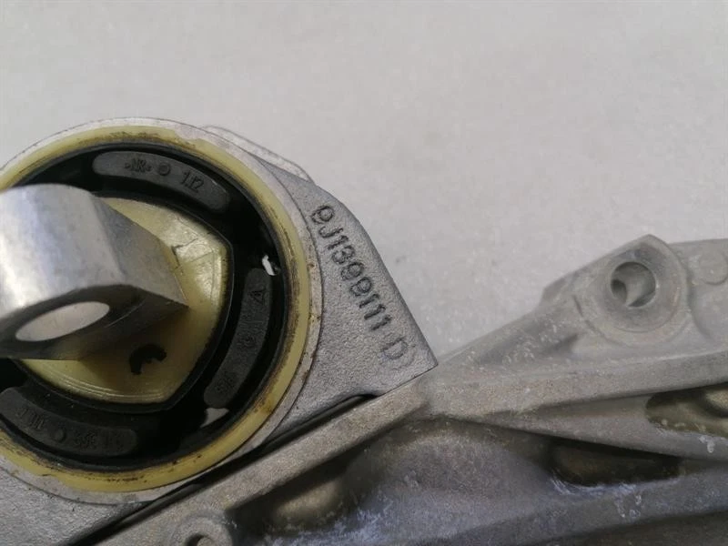 PORSCHE TAYCAN 9J Engine mount 9J1399111D Motorhalter - Image 2