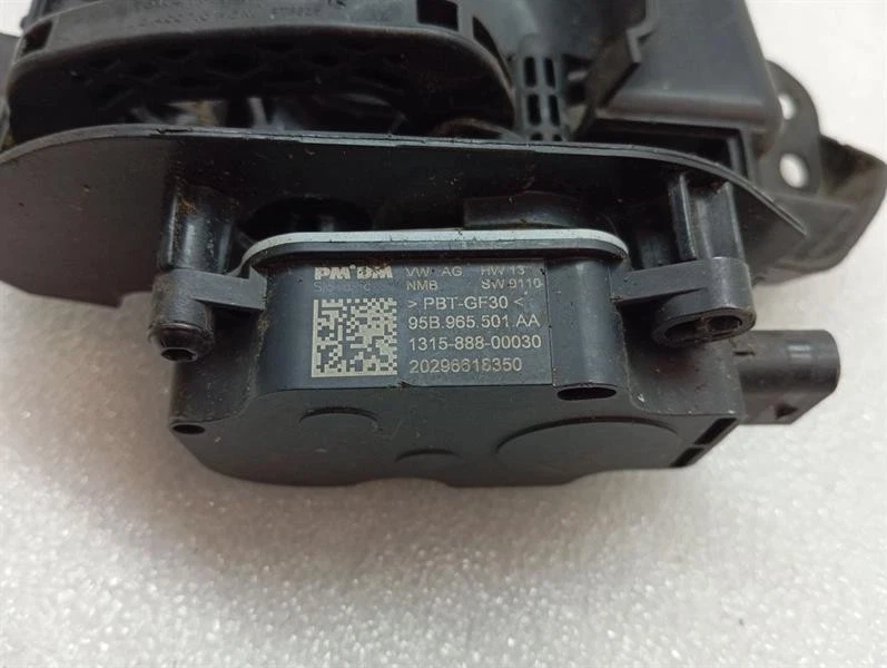 PORSCHE TAYCAN 9J1121753D Radiator grille shutter Luftführungskanal Beschädigt - Image 5