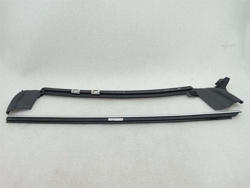 PORSCHE TAYCAN 9J Door Seal Window Slot 9J1839475D Türdichtungen