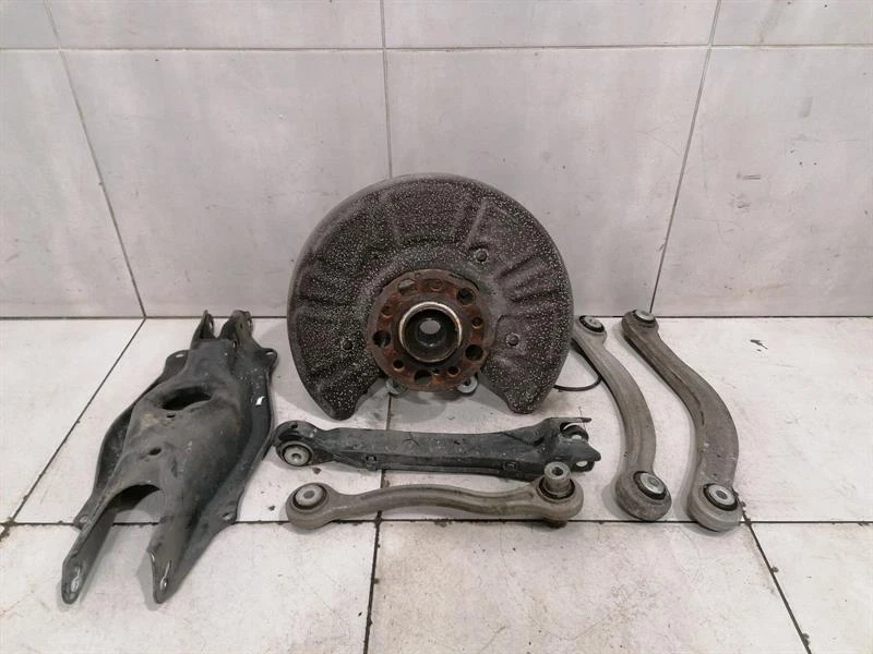 MERCEDES C63 AMG W205 Right Rear Hub A2053509813 Radlagergehäuse Hinten Rechts