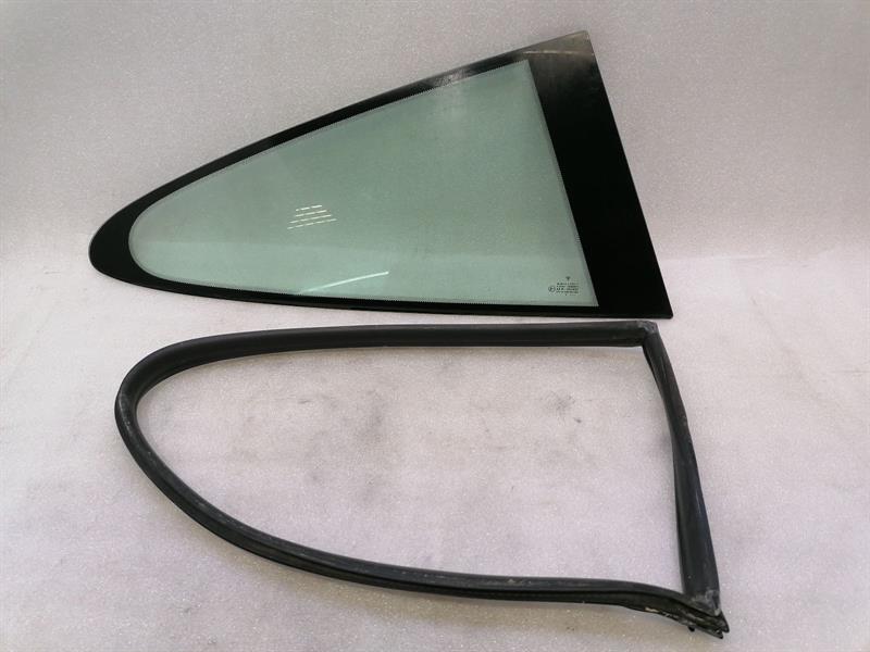 PORSCHE 911 996  Right Rear Quarter Glass 99654311203 Türscheibe ¼ Hinten Rechts