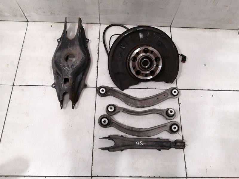 MERCEDES C63 W204 Right Rear Hub SET A2043501441 Radlagergehäuse Hinten Rechts