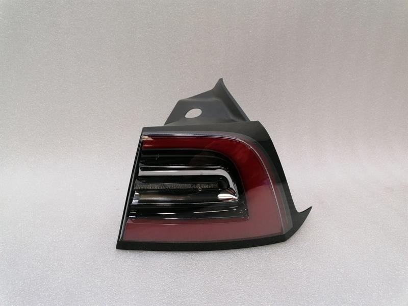 TESLA MODEL 3 Right Rear Light 1077400-00-G Rückleuchte Hinten Rechts