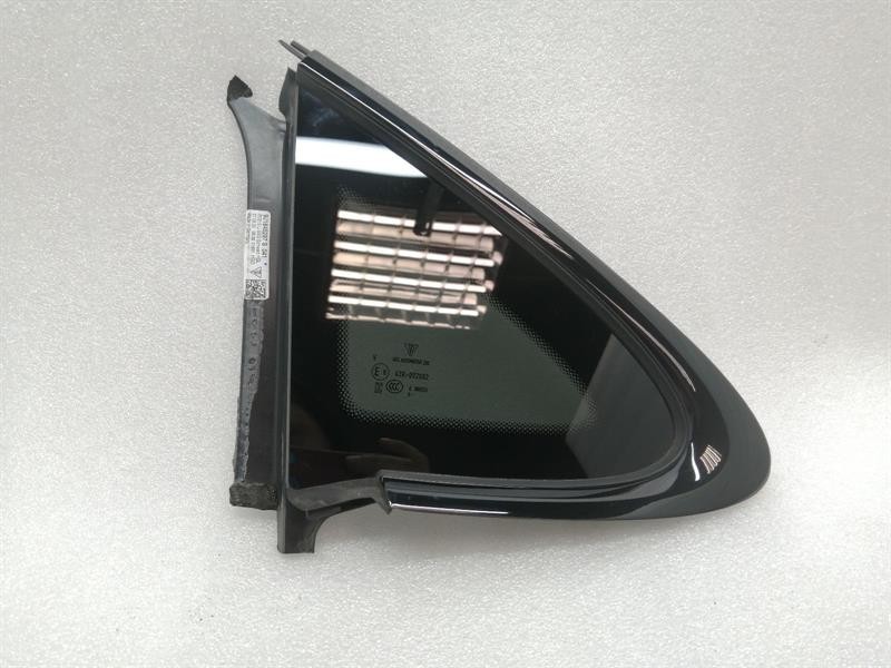 PORSCHE TAYCAN 9J Left Rear quarter Glass 9J1845297S Türscheibe ¼ Hinten Links