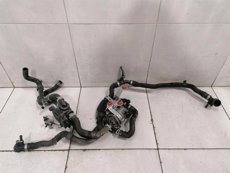 PORSCHE TAYCAN 9J Additional cooling pump 9J1965567D Kühlmittelpumpe Pumpe