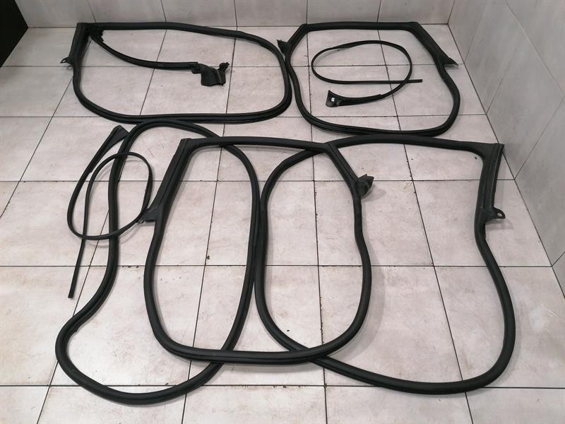 PORSCHE TAYCAN 9J  Door Seal set 9J1833721AY Türdichtungen Satz + Heckklappe