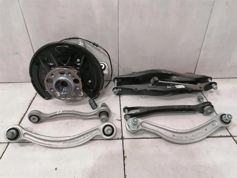 MERCEDES CLS C257 W257 Right Rear Hub A2133503205 Radlagergehäuse Hinten Rechts