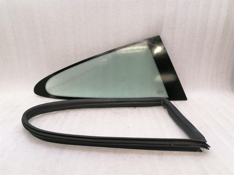 PORSCHE 911 997  Right Rear Quarter Glass 99754311200 Türscheibe ¼ Hinten Rechts