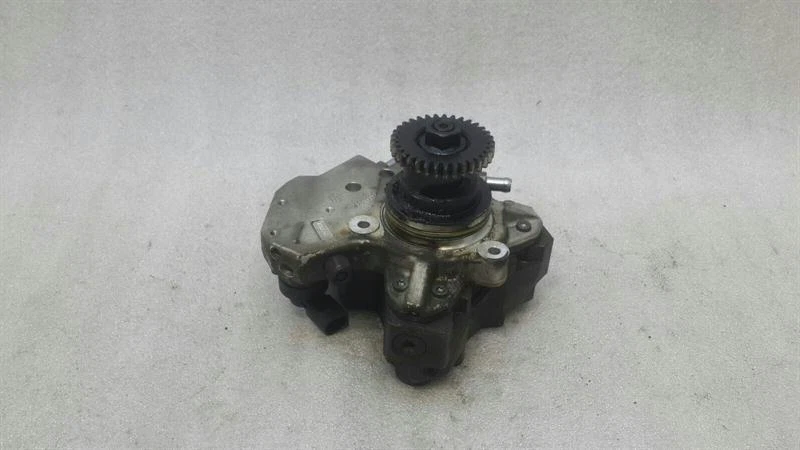 MERCEDES E Class W207  Fuel Pump Mechanical A6420700501 Kraftstoffpumpe OM642