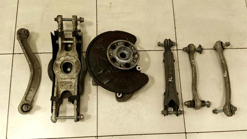 MERCEDES C W205 Left Rear Hub set A2053500141 Radlagergehäuse Hinten Links
