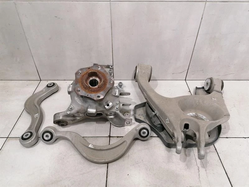 PORSCHE TAYCAN 9J Left Rear Hub 971505435J Radlagergehäuse Hinten Links