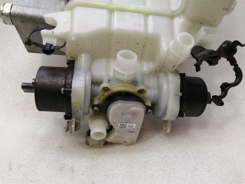 TESLA MODEL 3 Expansion Coolant Tank 1097016-00-D Ausgleichbehälter - Image 4