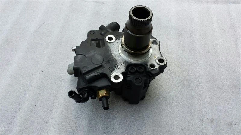 2010 MERCEDES E W212 W204 OM651 A6510700601 Hochdruckpumpe Einspritzpumpe pump - Image 2