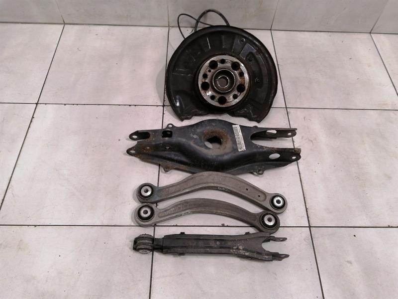 MERCEDES C63 W204 Right Rear Hub SET A2043501441 Radlagergehäuse Hinten Rechts