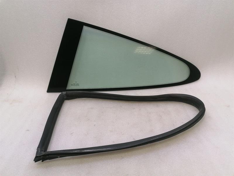PORSCHE 911 996 Left Rear quarter Glass 99654311103 Türscheibe ¼ Hinten Links